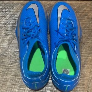Nike Phantom youth soccer cleats. Size 4.5